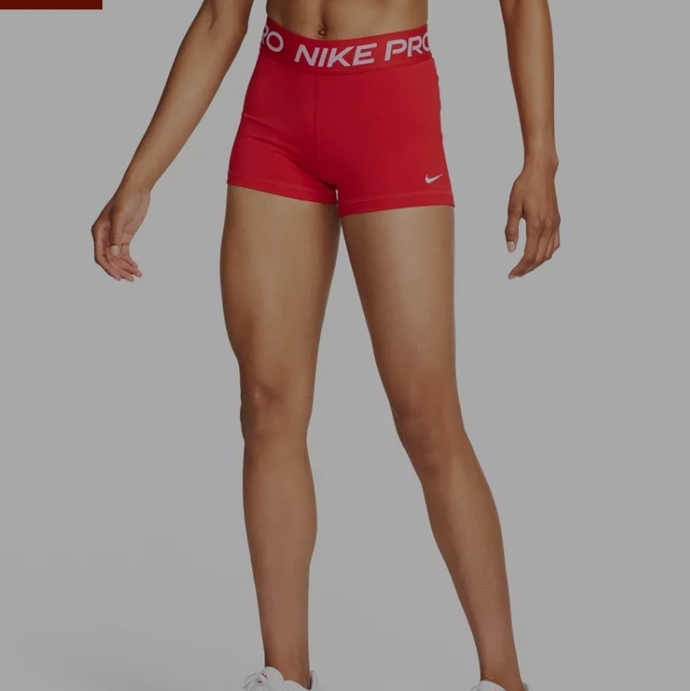 Nike Women's Red Shorts Size Meduim - Picture 3 of 7